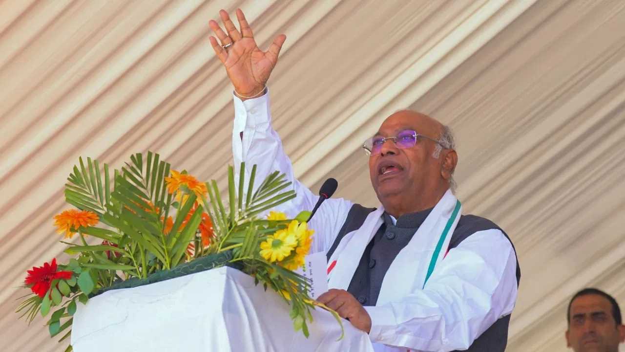 महाराष्ट्र की जनता मोदी को फिर सिखाएगी सबक : खरगे